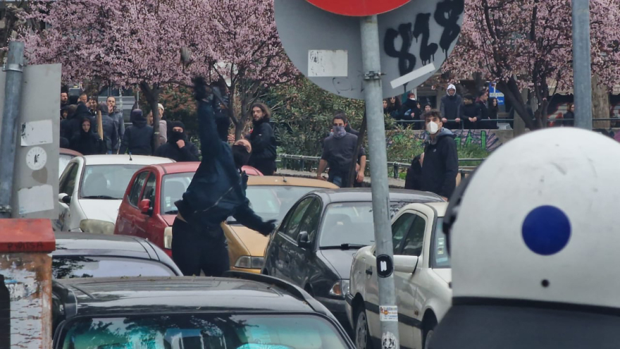Θεσσαλονίκη: 15 συλλήψεις κουκουλοφόρων για τα επεισόδια μετά την πορεία για τα Τέμπη