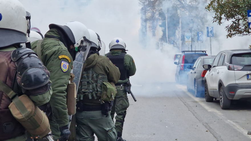 Θεσσαλονίκη: 15 συλλήψεις κουκουλοφόρων για τα επεισόδια μετά την πορεία για τα Τέμπη