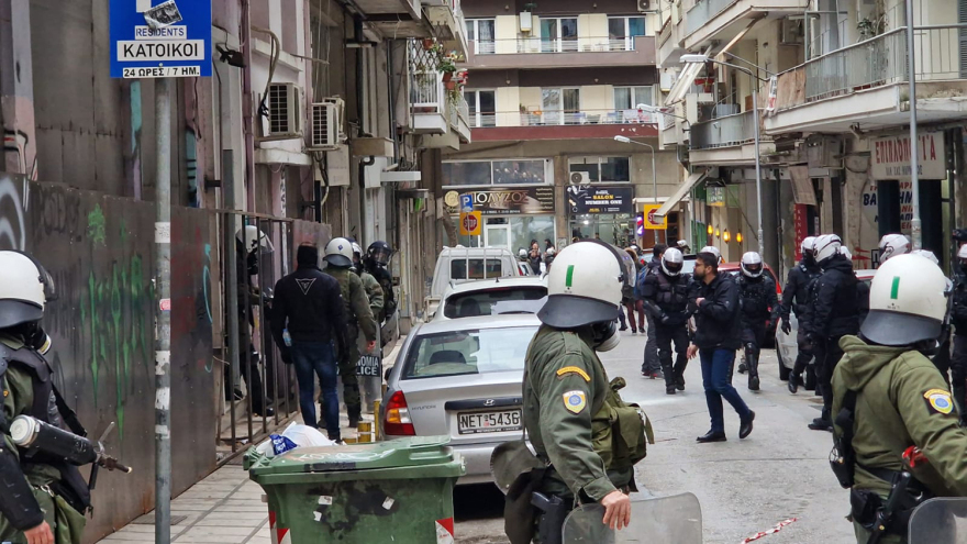 Θεσσαλονίκη: 15 συλλήψεις κουκουλοφόρων για τα επεισόδια μετά την πορεία για τα Τέμπη