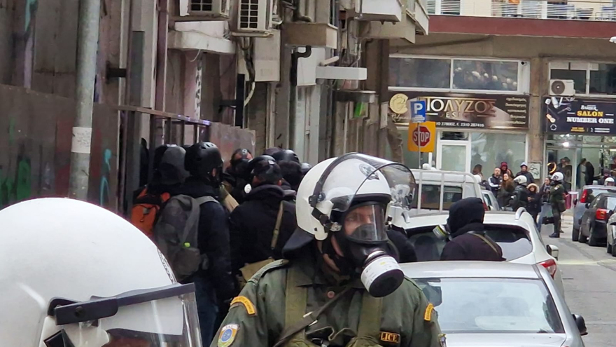 Θεσσαλονίκη: 15 συλλήψεις κουκουλοφόρων για τα επεισόδια μετά την πορεία για τα Τέμπη