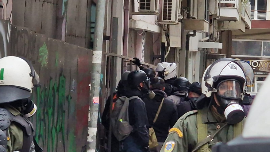 Θεσσαλονίκη: 15 συλλήψεις κουκουλοφόρων για τα επεισόδια μετά την πορεία για τα Τέμπη