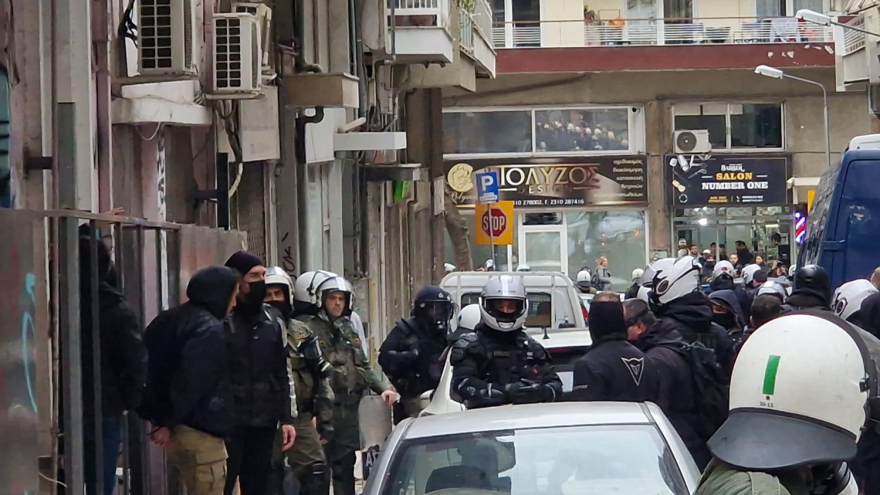 Θεσσαλονίκη: 15 συλλήψεις κουκουλοφόρων για τα επεισόδια μετά την πορεία για τα Τέμπη