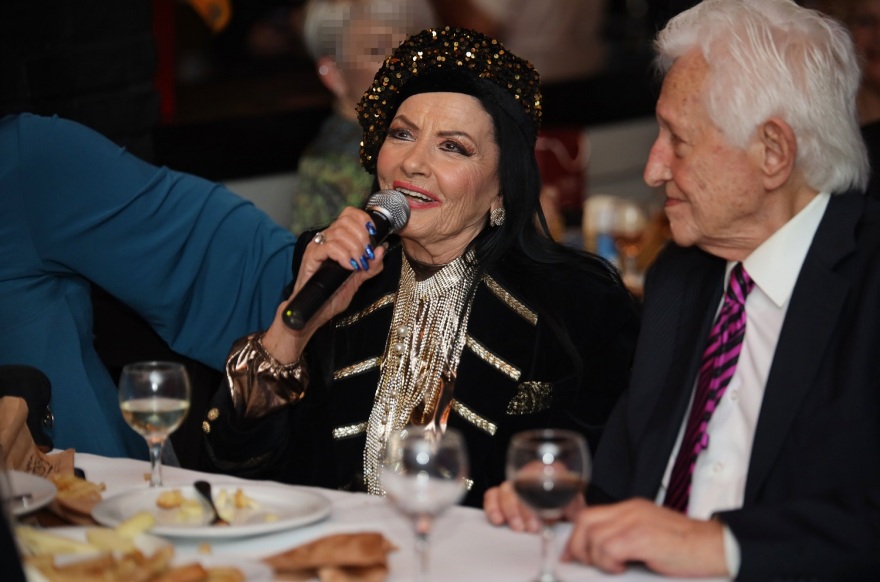 Ζωζώ Σαπουντζάκη: Χόρεψε ζεϊμπέκικο σε μεζεδοπωλείο και καταχειροκροτήθηκε - Δείτε το βίντεο