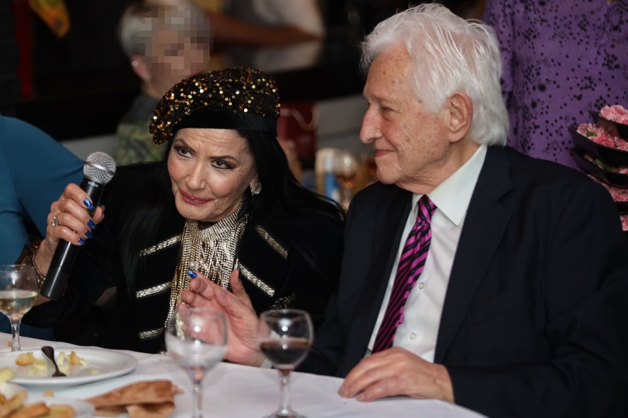 Ζωζώ Σαπουντζάκη: Χόρεψε ζεϊμπέκικο σε μεζεδοπωλείο και καταχειροκροτήθηκε - Δείτε το βίντεο