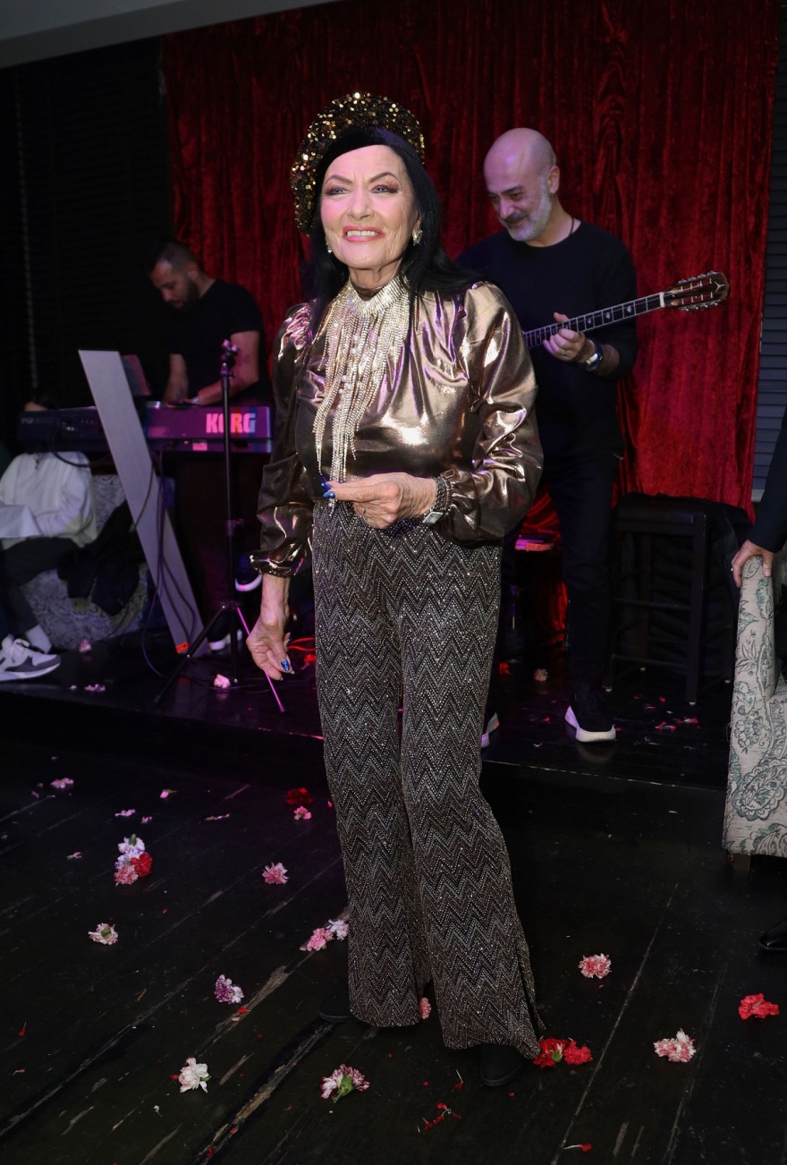 Ζωζώ Σαπουντζάκη: Χόρεψε ζεϊμπέκικο σε μεζεδοπωλείο και καταχειροκροτήθηκε - Δείτε το βίντεο