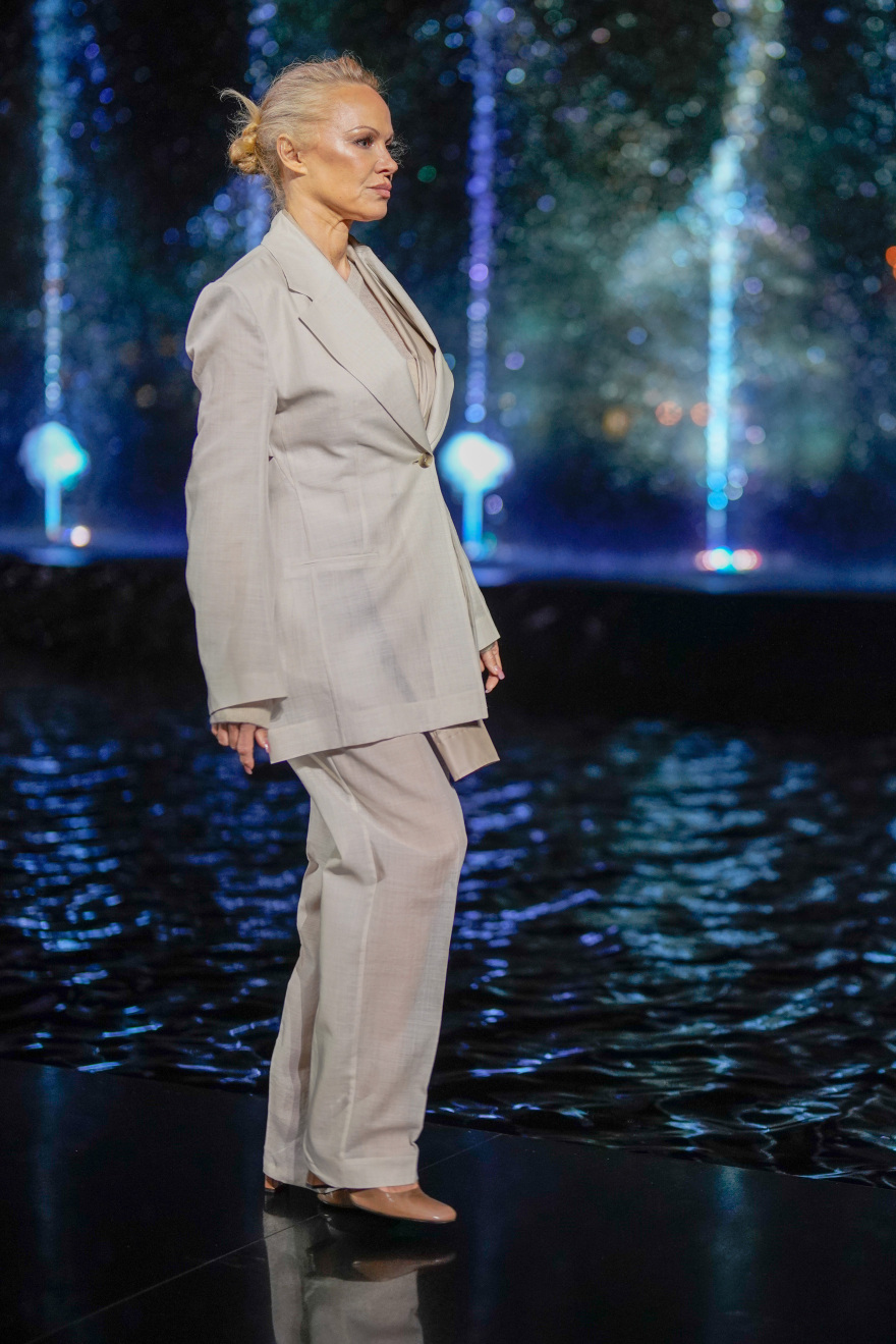 Πάμελα Άντερσον: Αγνώριστη στην πασαρέλα