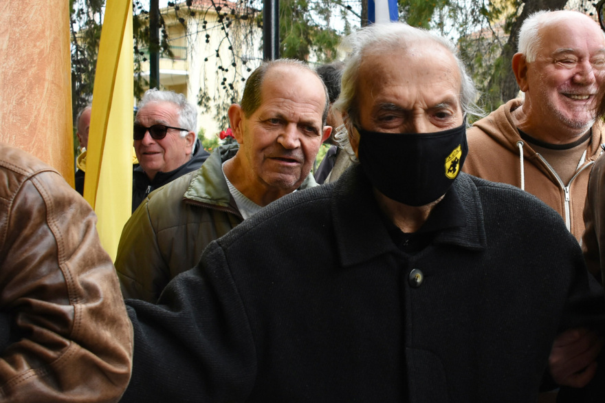 Μίμης Παπαϊωάννου: Με τη σημαία της ΑΕΚ σε λαϊκό προσκύνημα η σορός του