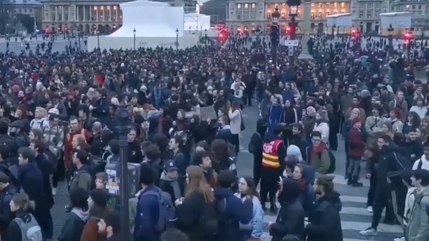 Γαλλία: Νέες πορείες για το ασφαλιστικό - Συγκρούσεις αστυνομικών με διαδηλωτές στο Παρίσι (βίντεο)