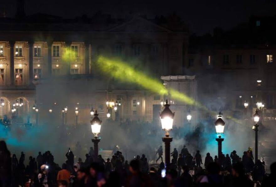 Γαλλία: Νέες πορείες για το ασφαλιστικό - Συγκρούσεις αστυνομικών με διαδηλωτές στο Παρίσι (βίντεο)