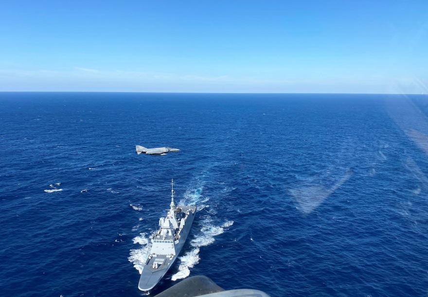 Συνεκπαίδευση μαχητικών αεροσκαφών της Πολεμικής Αεροπορίας με τη γαλλική φρεγάτα FS Languedoc