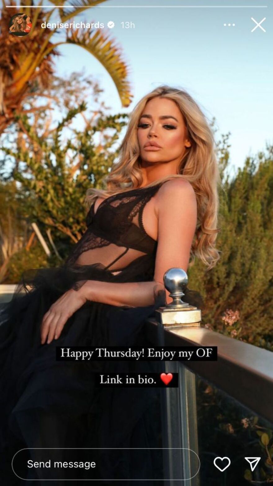 Ντενίζ Ρίτσαρντς: Διαφημίζει τον λογαριασμό της στο OnlyFans με μαύρα διάφανα εσώρουχα