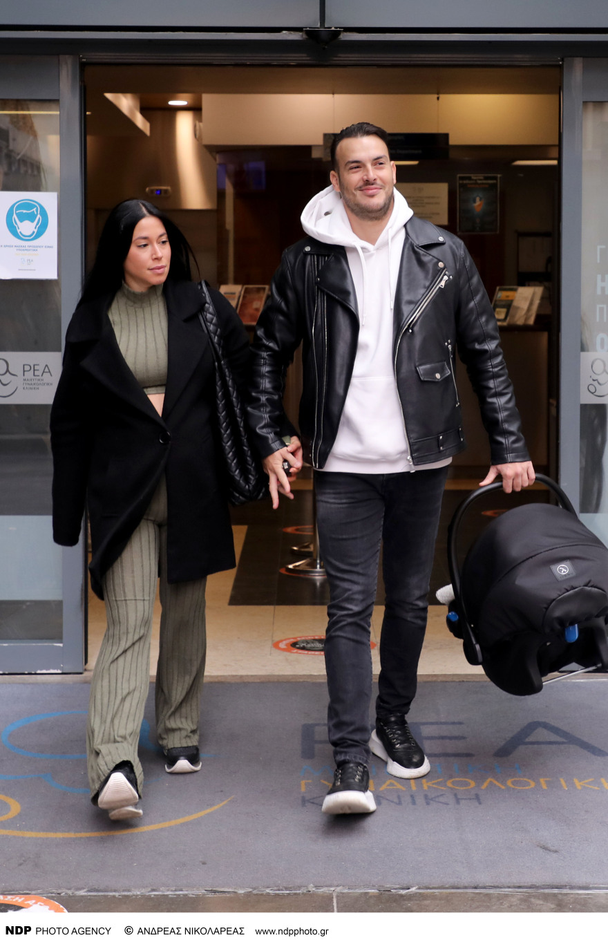 Σάκης Αρσενίου: Ο τραγουδιστής επιστρέφει στο σπίτι με τη σύζυγό του και το πρώτο τους παιδί