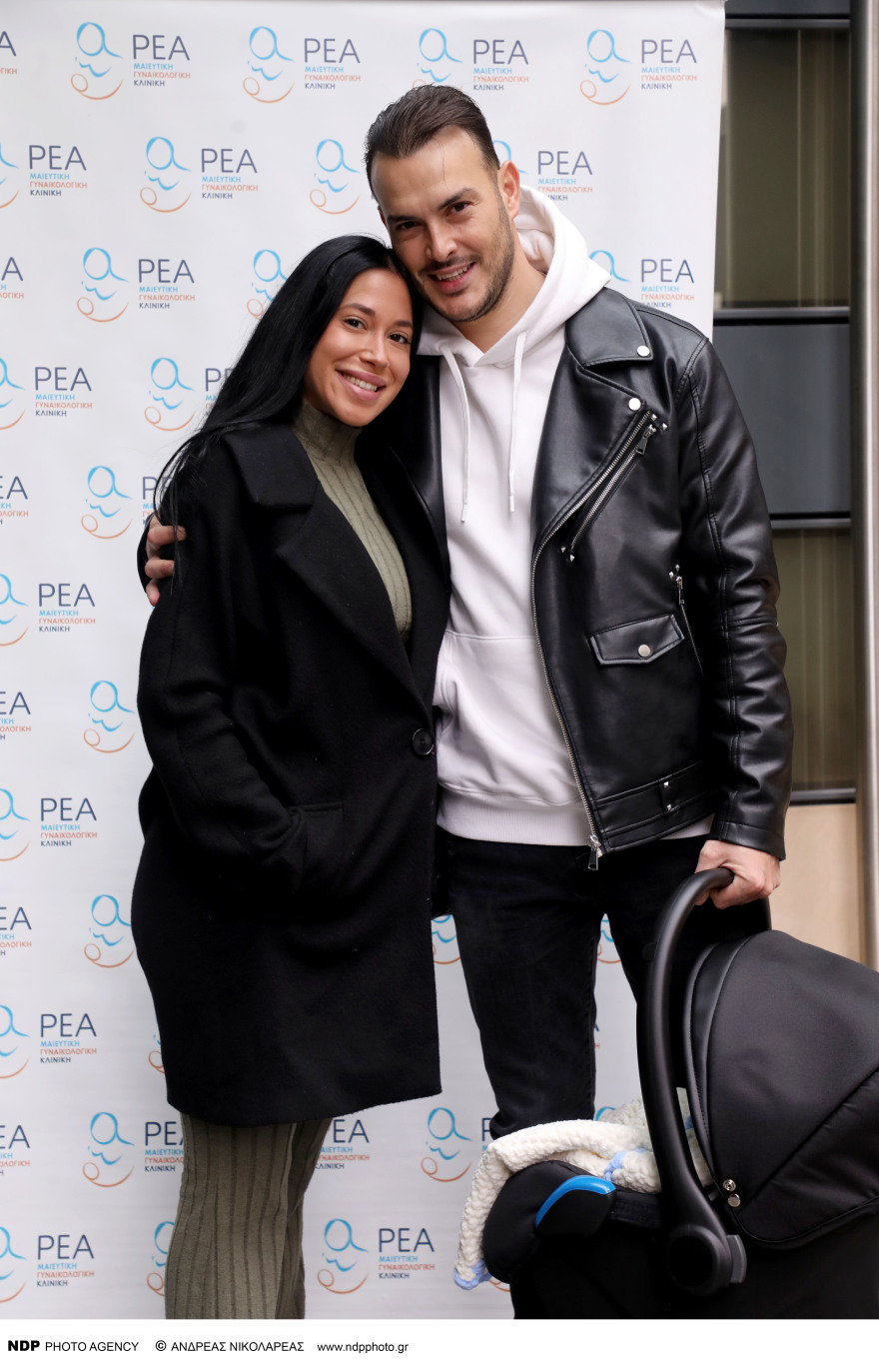 Σάκης Αρσενίου: Ο τραγουδιστής επιστρέφει στο σπίτι με τη σύζυγό του και το πρώτο τους παιδί