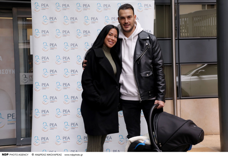 Σάκης Αρσενίου: Ο τραγουδιστής επιστρέφει στο σπίτι με τη σύζυγό του και το πρώτο τους παιδί