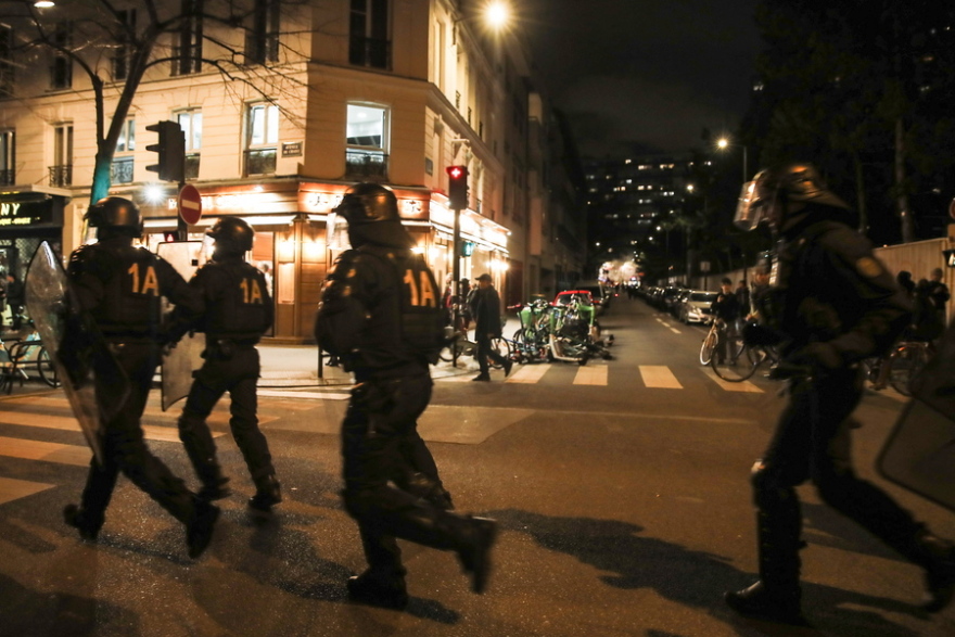 Γαλλία:  Τρίτη νύχτα άγριων συγκρούσεων για το συνταξιοδοτικό - «Μακρόν, παραιτήσου»