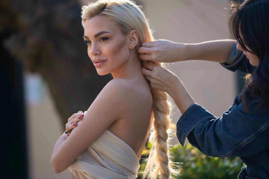 Αλεξάνδρα Παναγιώταρου: Φωτογραφίζεται πάνω σε άλογο φορώντας μονάχα ένα λευκό ύφασμα