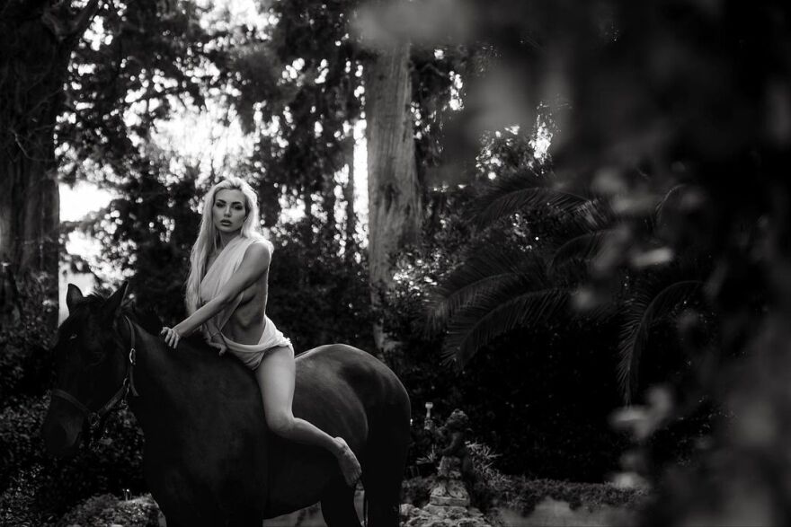 Αλεξάνδρα Παναγιώταρου: Φωτογραφίζεται πάνω σε άλογο φορώντας μονάχα ένα λευκό ύφασμα