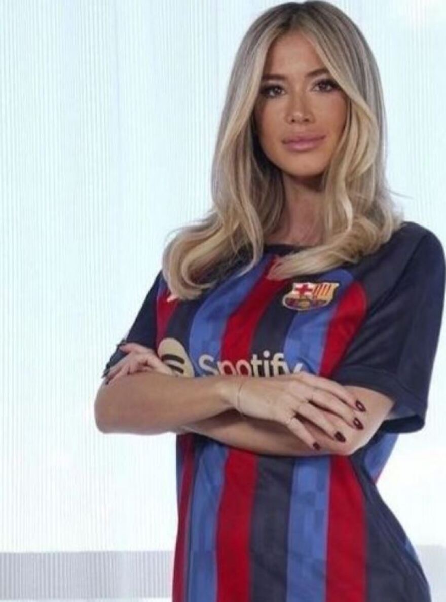 Ντιλέτα Λεότα: Φωτογραφήθηκε με τις φανέλες Ρεάλ και Μπαρτσελόνα 