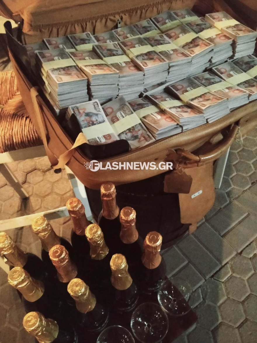 Γλέντι... άλλης εποχής στα Χανιά: Έσπασαν πιάτα και έκαψαν πεντοχίλιαρα