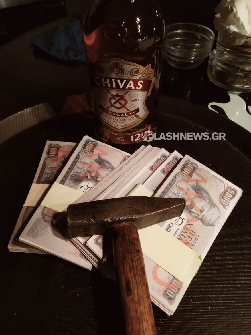 Γλέντι... άλλης εποχής στα Χανιά: Έσπασαν πιάτα και έκαψαν πεντοχίλιαρα