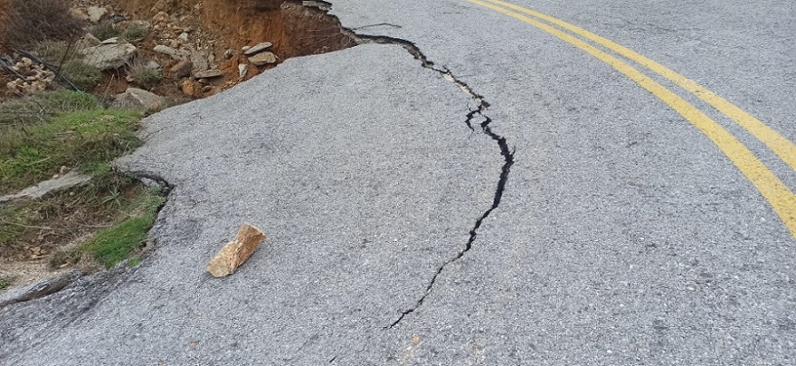 Φωτογραφίες: Υποχώρησε ο δρόμος σε χωριό της Κρήτης