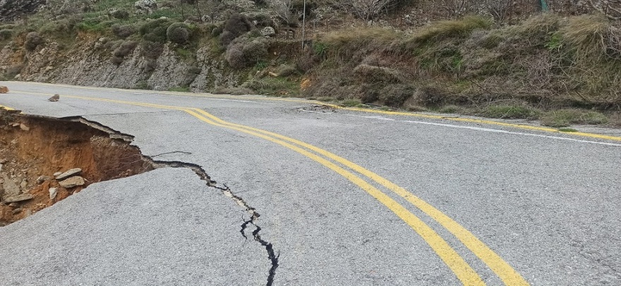 Φωτογραφίες: Υποχώρησε ο δρόμος σε χωριό της Κρήτης