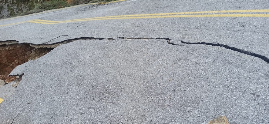 Φωτογραφίες: Υποχώρησε ο δρόμος σε χωριό της Κρήτης