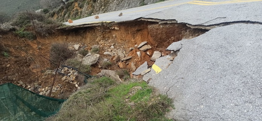 Φωτογραφίες: Υποχώρησε ο δρόμος σε χωριό της Κρήτης