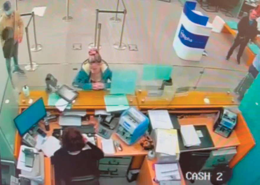 Μεσήλικες «Μπόνι και Κλάιντ» αλά ελληνικά - Φωτογραφίες από τη ληστεία τράπεζας