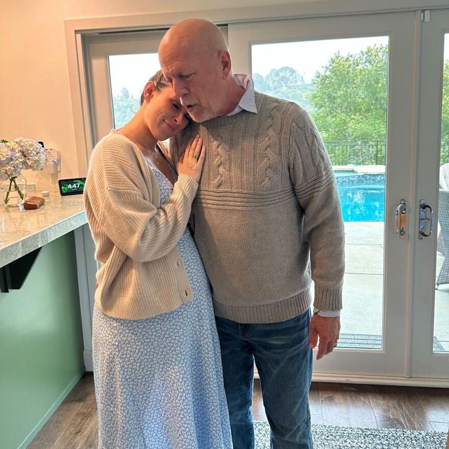 Μπρους Γουίλις: Νέες φωτογραφίες από τα γενέθλιά του με την πρώην, τη νυν και τα παιδιά τους