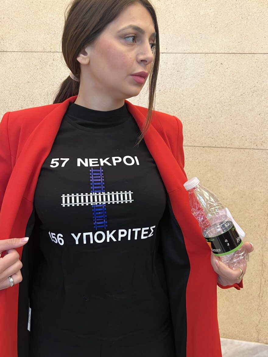 Βουλή: Σόου από Απατζίδη του ΜέΡΑ25 - Εμφανίστηκε με μπλούζα που έγραφε «57 νεκροί, 156 υποκριτές»