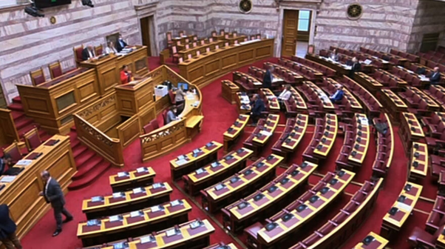 Βουλή: Σόου από Απατζίδη του ΜέΡΑ25 - Εμφανίστηκε με μπλούζα που έγραφε «57 νεκροί, 156 υποκριτές»