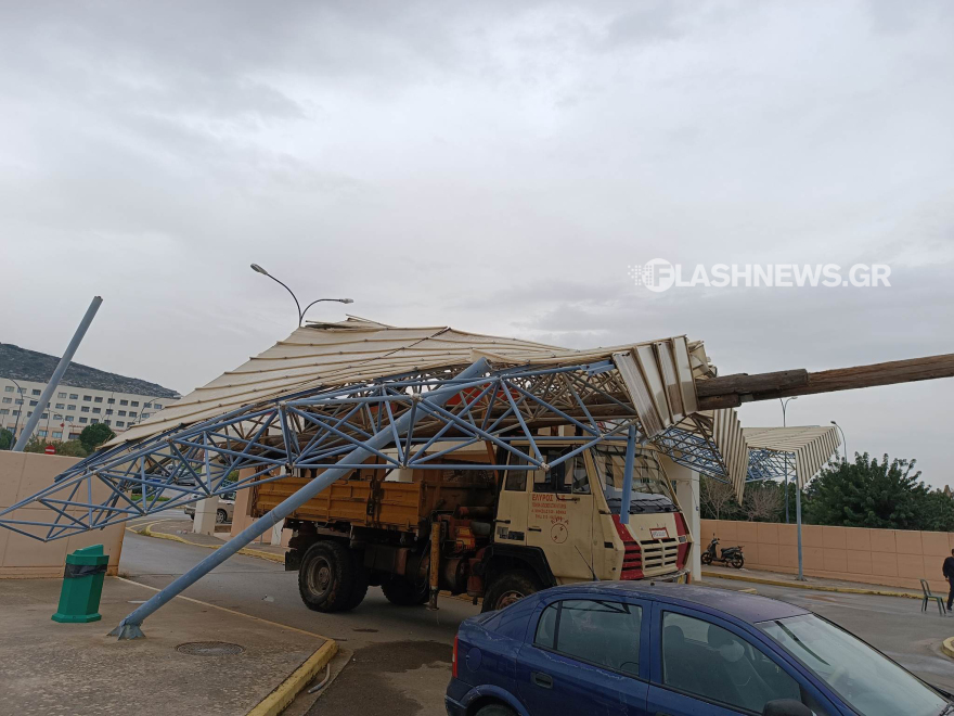 Κρήτη: Γερανός γκρέμισε το σκέπαστρο στο νοσοκομείο Χανίων - Δείτε βίντεο