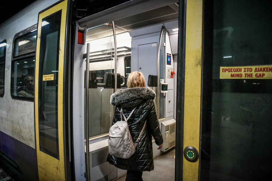 Στις ράγες ξανά τρένα και προαστιακός - Οι επιβάτες αποφεύγουν τα πρώτα βαγόνια