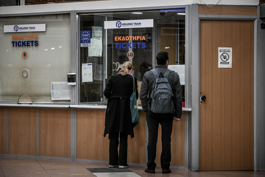 Στις ράγες ξανά τρένα και προαστιακός - Οι επιβάτες αποφεύγουν τα πρώτα βαγόνια