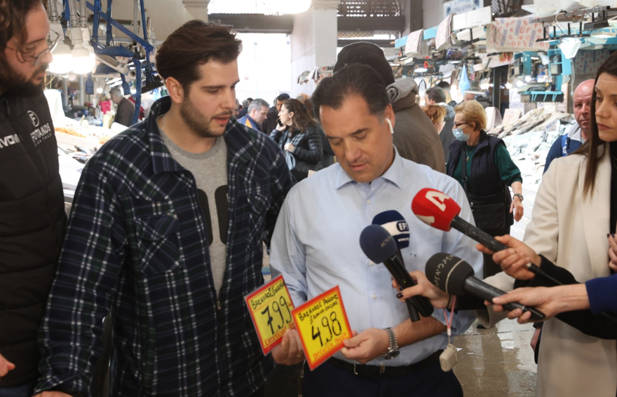 Ο Γεωργιάδης έκανε αυτοψία για τον μπακαλιάρο στην Βαρβάκειο - «Όποιος ψωνίσει από εδώ, γλιτώνει λεφτά»