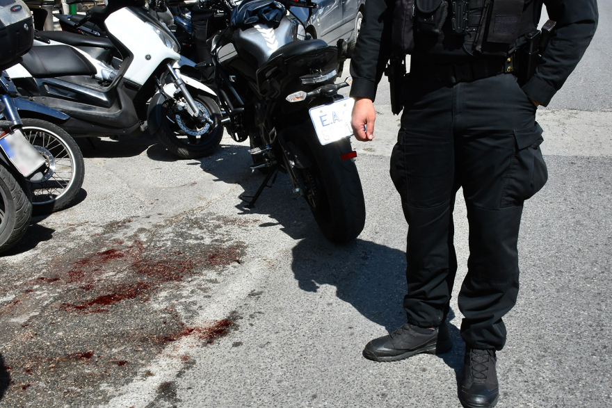 Επίθεση χούλιγκαν με μαχαίρι έξω από το Εφετείο Αθηνών - Ένας τραυματίας, τέσσερις συλλήψεις