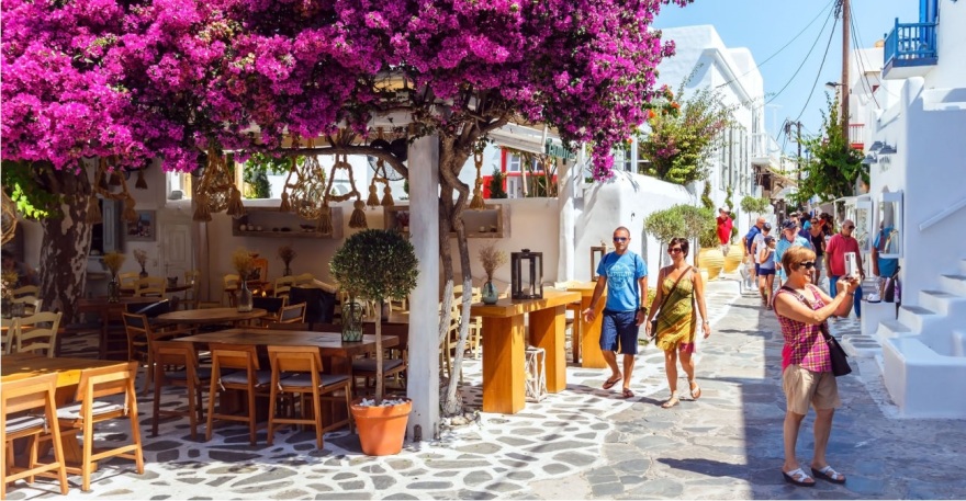Πώς και πού πάει φέτος ο τουρισμός: Λίγο πάνω οι αφίξεις, λίγο κάτω τα έσοδα 