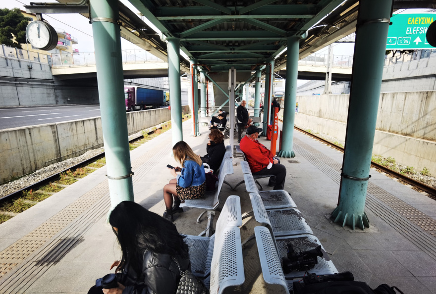 Στις ράγες ξανά τρένα και προαστιακός - Οι επιβάτες αποφεύγουν τα πρώτα βαγόνια