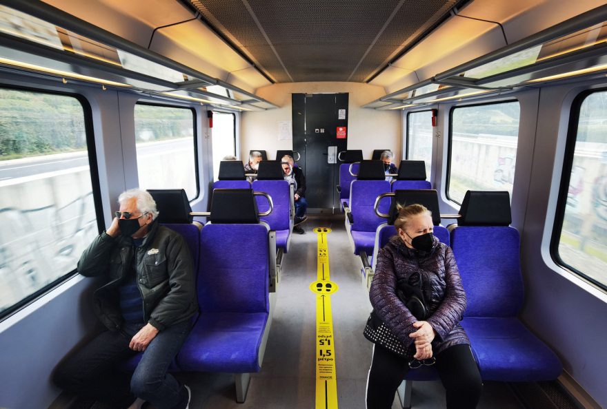 Στις ράγες ξανά τρένα και προαστιακός - Οι επιβάτες αποφεύγουν τα πρώτα βαγόνια