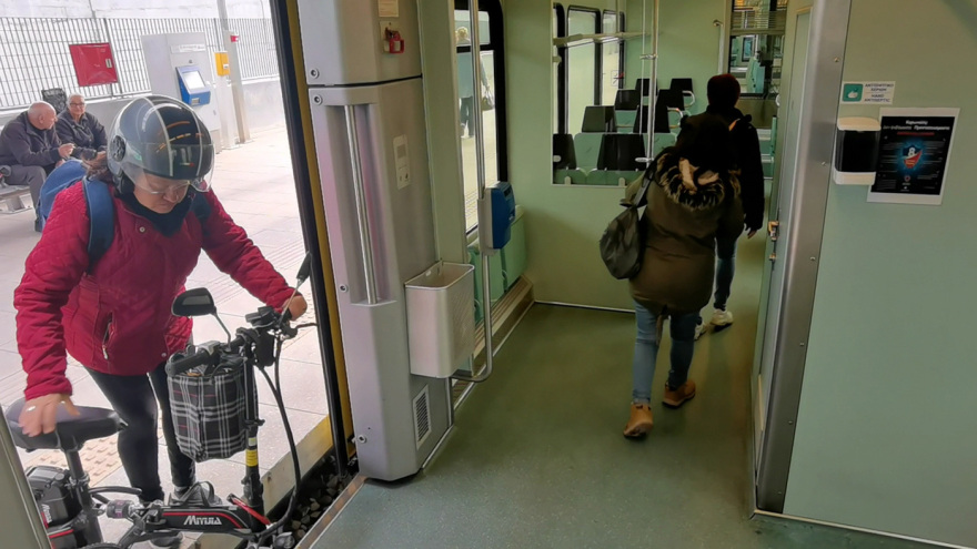 Στις ράγες ξανά τρένα και προαστιακός - Οι επιβάτες αποφεύγουν τα πρώτα βαγόνια