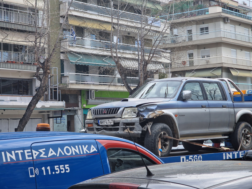 Θεσσαλονίκη: «Τρελή» πορεία αγροτικού - Τράκαρε, πέρασε στο αντίθετο ρεύμα