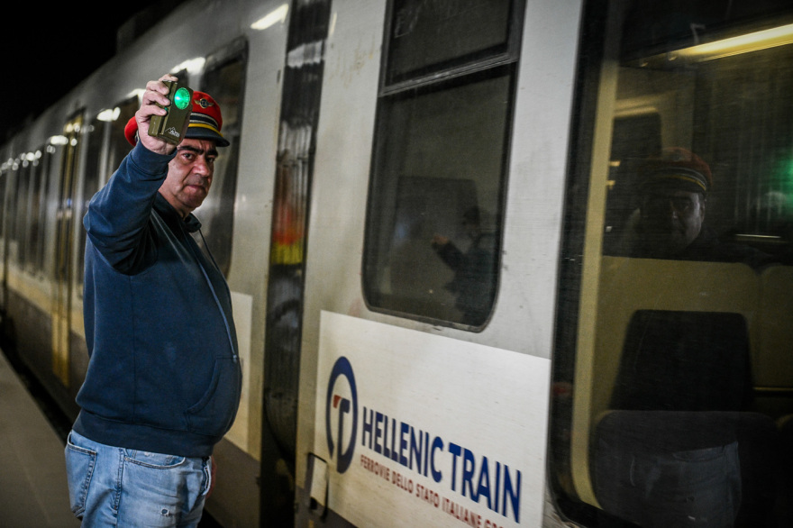 Στις ράγες ξανά τα τρένα - Ξεκίνησαν τα δρομολόγια - Δείτε βίντεο και φωτογραφίες 