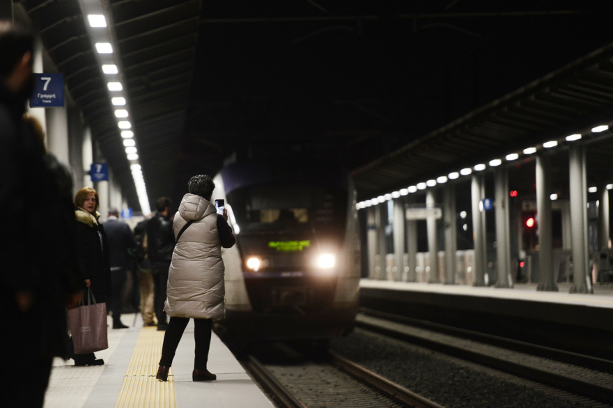Στις ράγες ξανά τα τρένα - Ξεκίνησαν τα δρομολόγια - Δείτε βίντεο και φωτογραφίες 