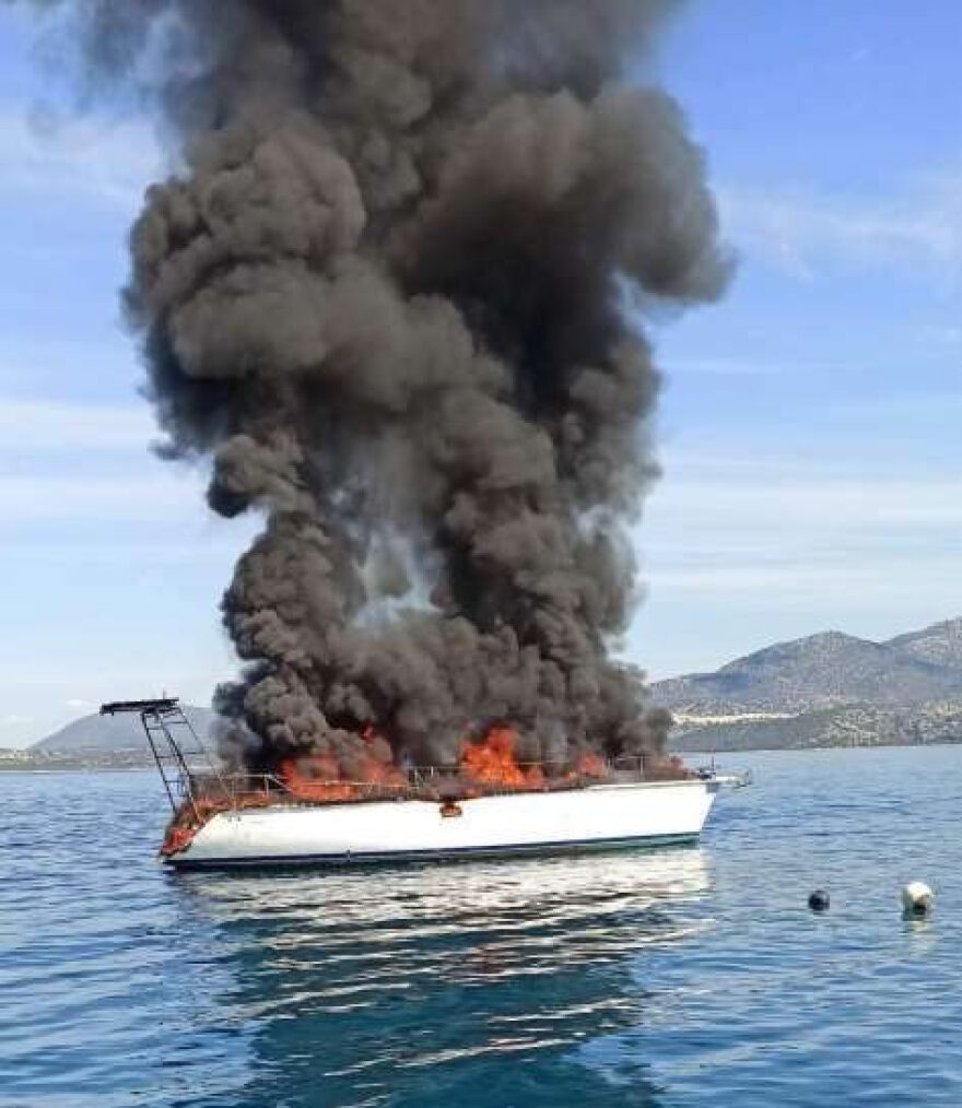 Φωτιά σε θαλαμηγό ανοιχτά της Νικιάνας στη Λευκάδα - Δείτε φωτογραφίες, βίντεο