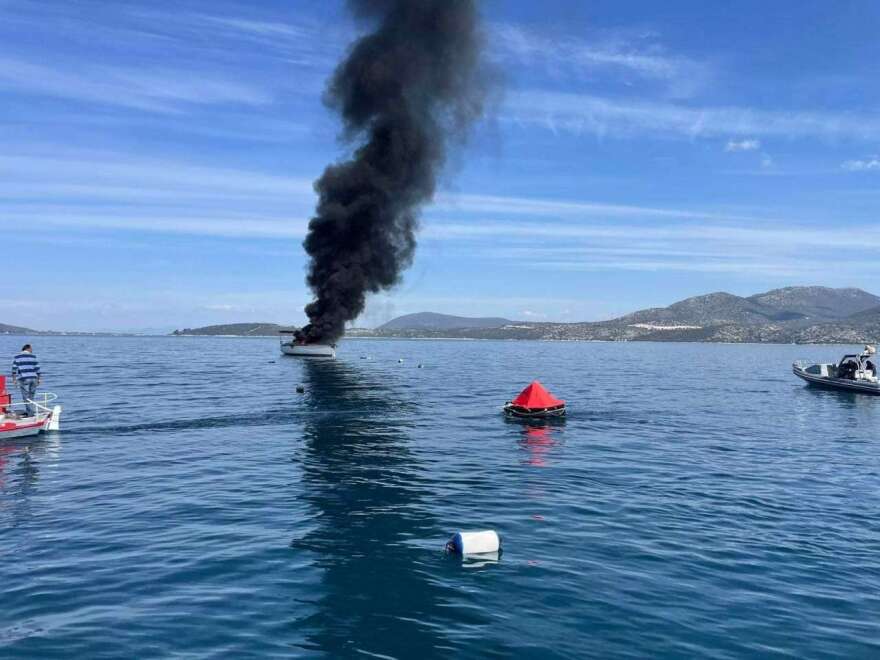 Φωτιά σε θαλαμηγό ανοιχτά της Νικιάνας στη Λευκάδα - Δείτε φωτογραφίες, βίντεο