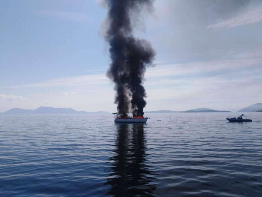 Φωτιά σε θαλαμηγό ανοιχτά της Νικιάνας στη Λευκάδα - Δείτε φωτογραφίες, βίντεο