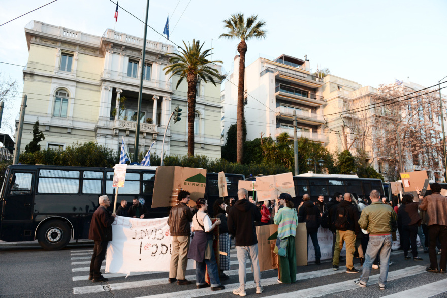 Συγκέντρωση ΠΑΜΕ και σωματείων στη γαλλική πρεσβεία - Αλληλεγγύη στους Γάλλους εργαζόμενους