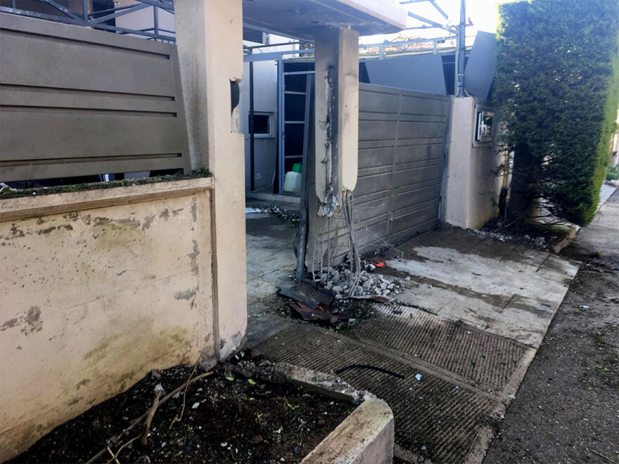 Μένιδι: Έκρηξη εμπρηστικού μηχανισμού σε αυλή σπιτιού