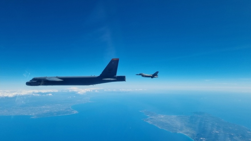 Συνεκπαίδευση των Ενόπλων Δυνάμεων με το στρατηγικό βομβαρδιστικό Β - 52 